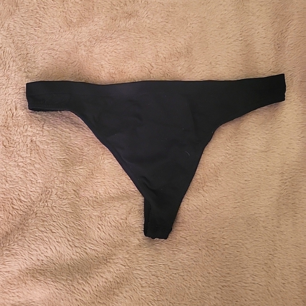 Body by Victoria low rise thong